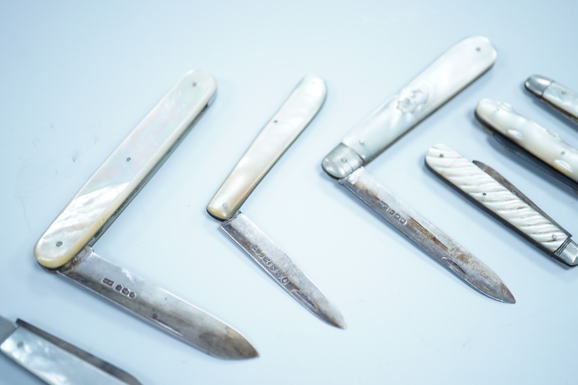 Eight assorted late 19th/early 20th century mother of pearl handled silver pocket fruit knives, largest William Needham, Sheffield, 1927, 83mm.